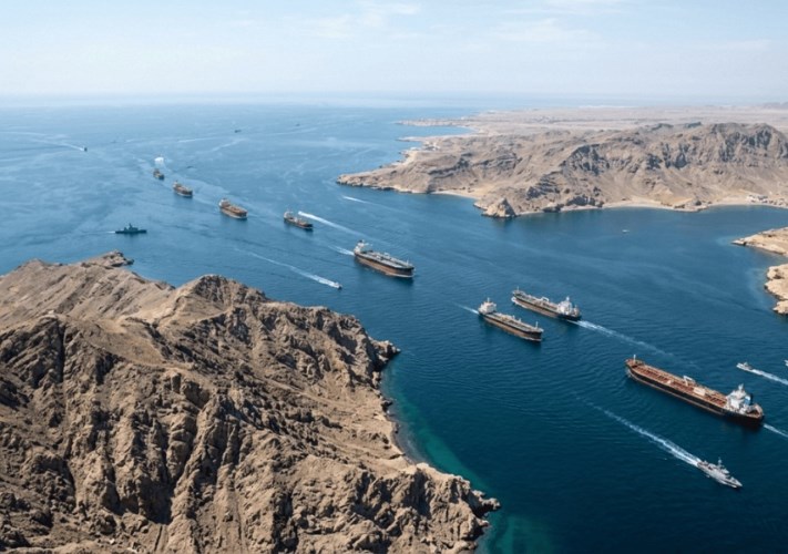 قيود جديدة على الملاحة في مضيق هرمز: إيران تعيد تشديد الرقابة على عبور السفن