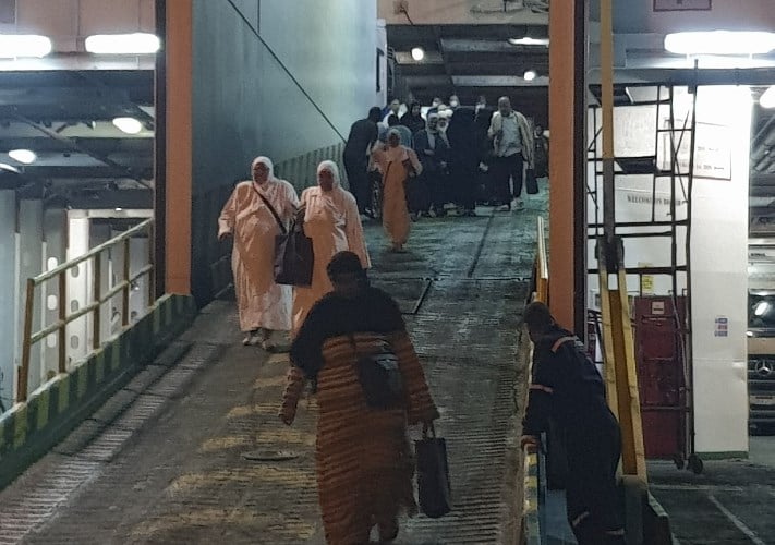 ميناء نويبع البحري يُنجز أولى عمليات استقبال حجاج البر العائدين من الديнат المقدسة