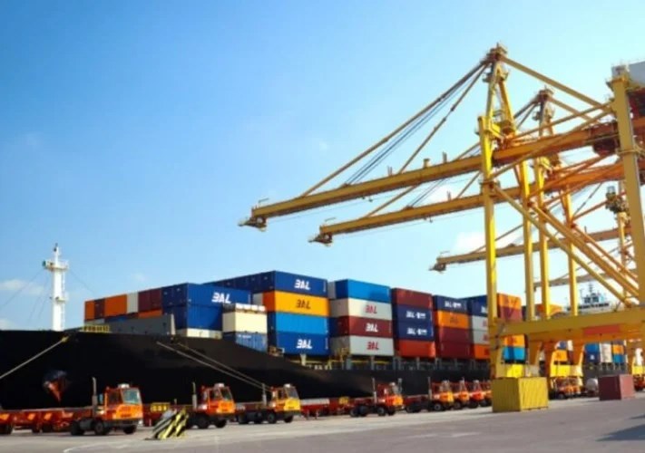 تراجع أرباح شركة شحن بحري كبرى 21% في 2025 بفعل اضطرابات التجارة والرسوم الجمركية