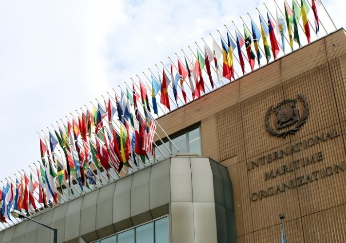 خطة دولية لإجلاء 800 سفينة عالقة بالخليج العربي وتأثيرها على حركة التجارة والملاحة