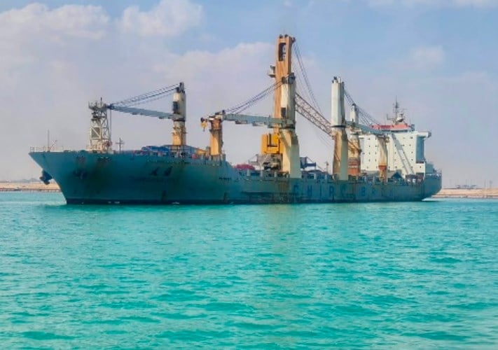 ميناء السخنة يعزز قدراته اللوجستية بوصول ونش عملاق بقدرة 150 طن