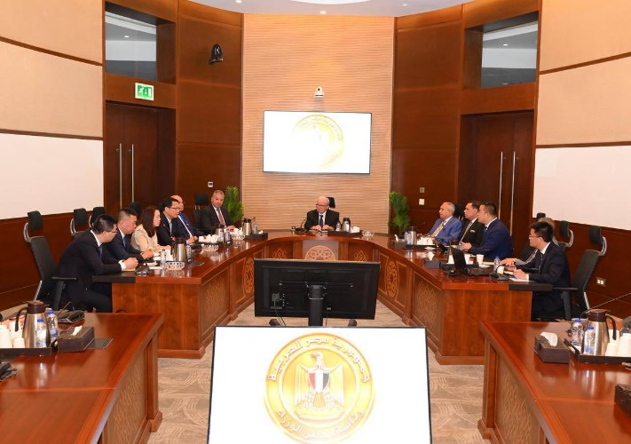 نائب رئيس الوزراء للشئون الاقتصادية يبحث مع وفد صيني تعزيز الاستثمارات في الموانئ