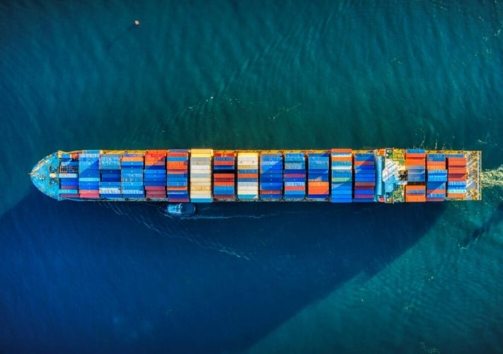 آيكون إنرجي تعزز استثماراتها في شحن الحاويات بحصة أقلية في سفينة تغذية من طراز ECO
