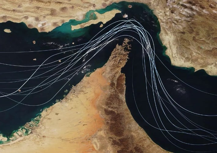 تصاعد الهجمات الإيرانية يعيد مضيق هرمز إلى “أسوأ سيناريو” لناقلات النفط