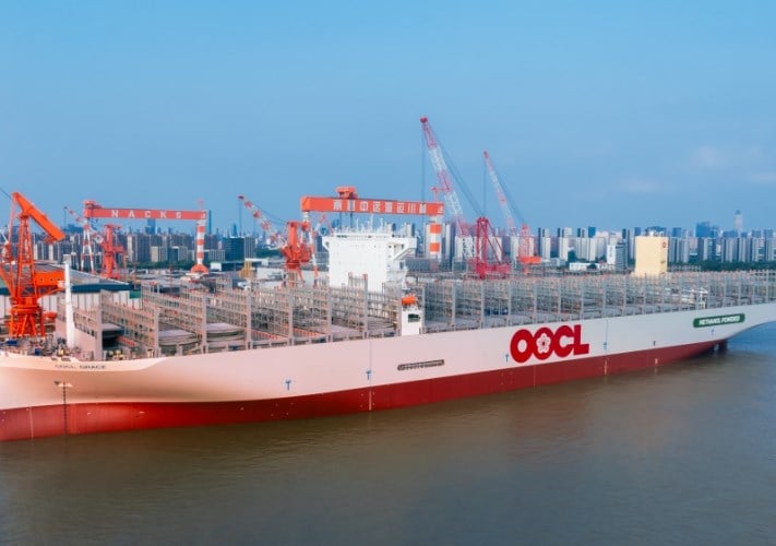 شركة OOCL تُدشّن ثاني سفنها العملاقة العاملة بوقود الميثانول المزدوج بسعة 24 ألف حاوية